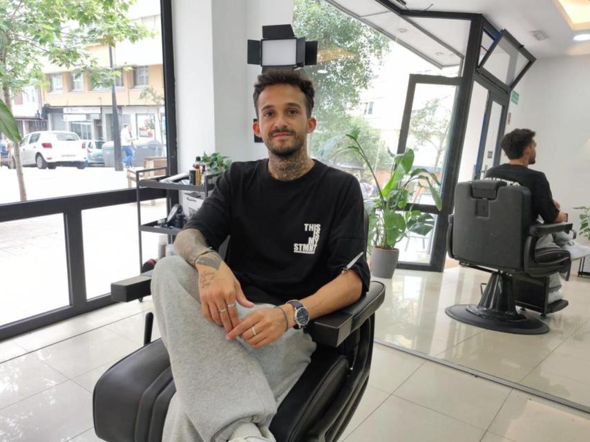 Diego Lima en su peluquería, Ehnois, en Ángel Senra, tras atender a un cliente.