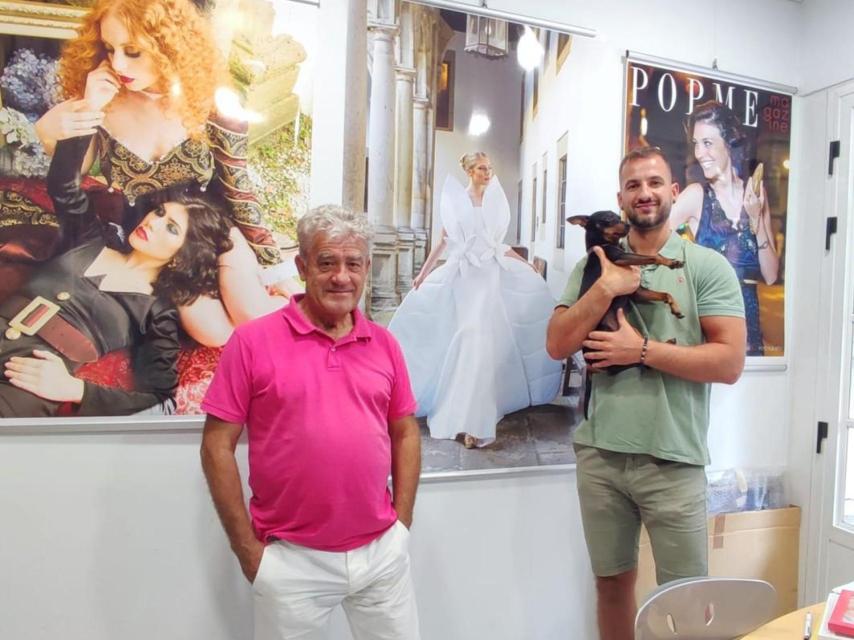 José Carlos Rodríguez, a la izquierda, y su socio, delante de trabajos fotográficos en J. Criss.