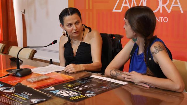 María Eugenia Cabezas y Rosa Encinas durante la presentación de Mamut 4