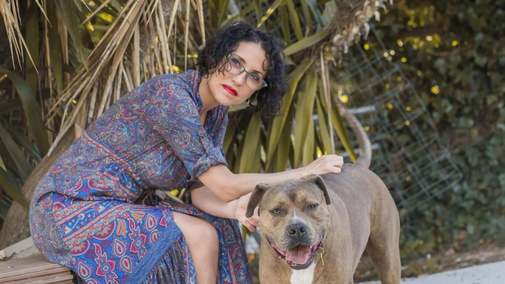 Paula Calvo, experta en antrozoología, con un perro.