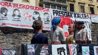 Carteles exogiendo la libertad de presos etarras, fotografiados en julio en Donostia..