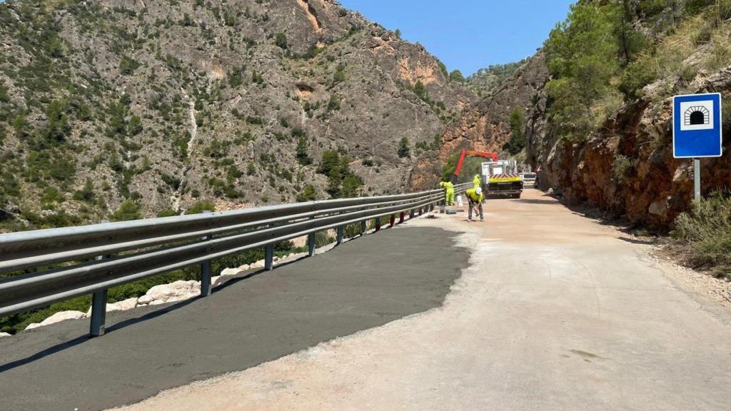 Obras de rehabilitación de la CM-3203 tras el derrumbe. Foto: JCCM.