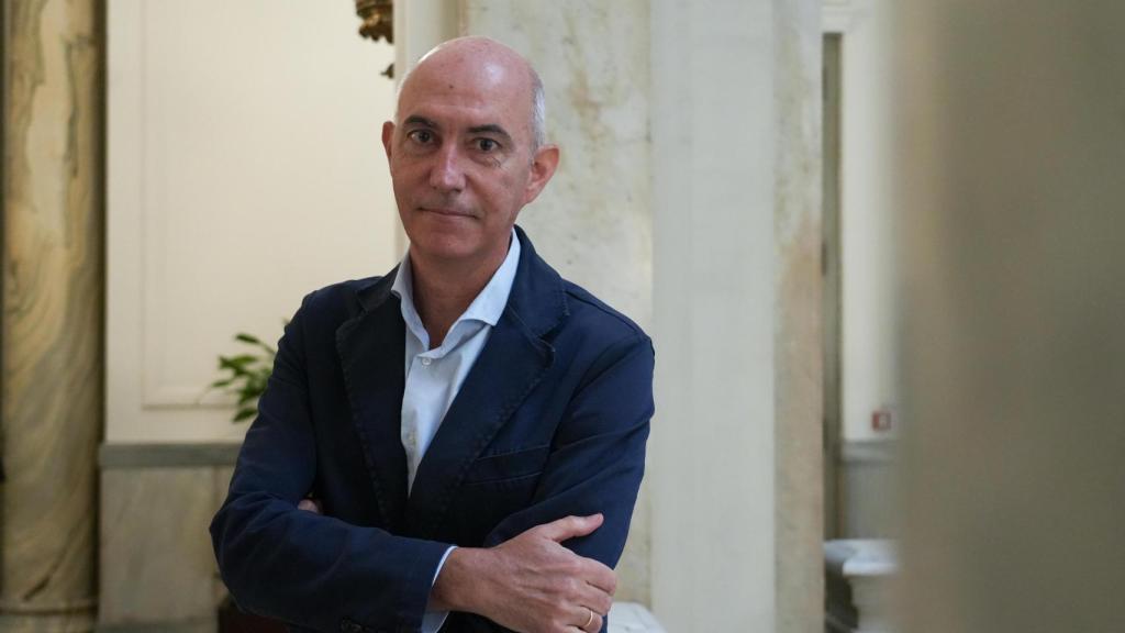 Gosálbez posa antes de la entrevista en las dependencias del Ayuntamiento de Valencia. Eduardo Manzana