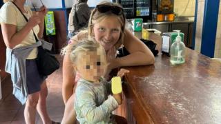 Jasmine Raeymaekers ha estado de viaje por Asia con su hija sustraída.