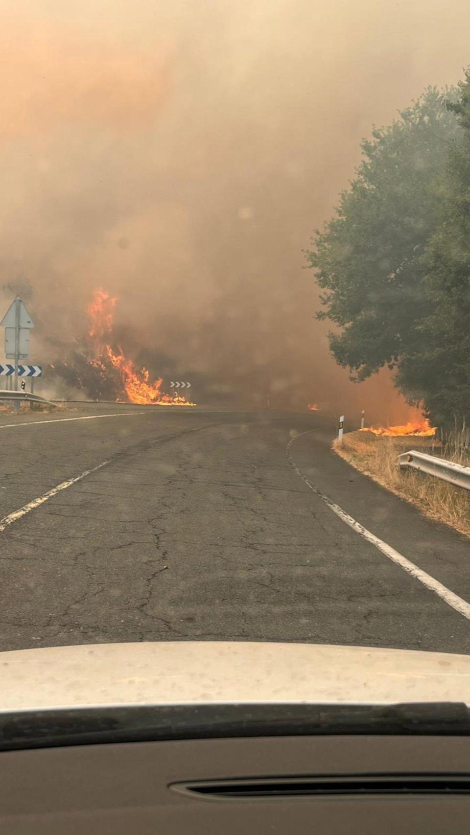 N-525 cortada por el fuego en Dozón