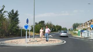 La nueva rotonda que da acceso a las urbanizaciones de Santa Marta ya funciona a pleno rendimiento