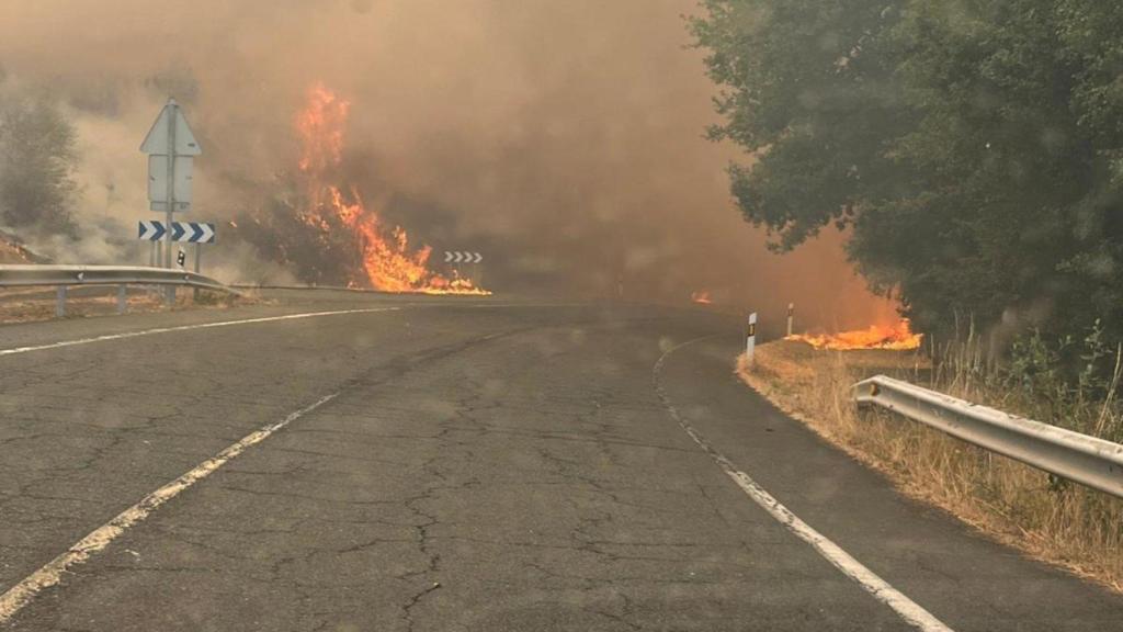 N-525 cortada por el fuego en Dozón