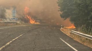 N-525 cortada por el fuego en Dozón