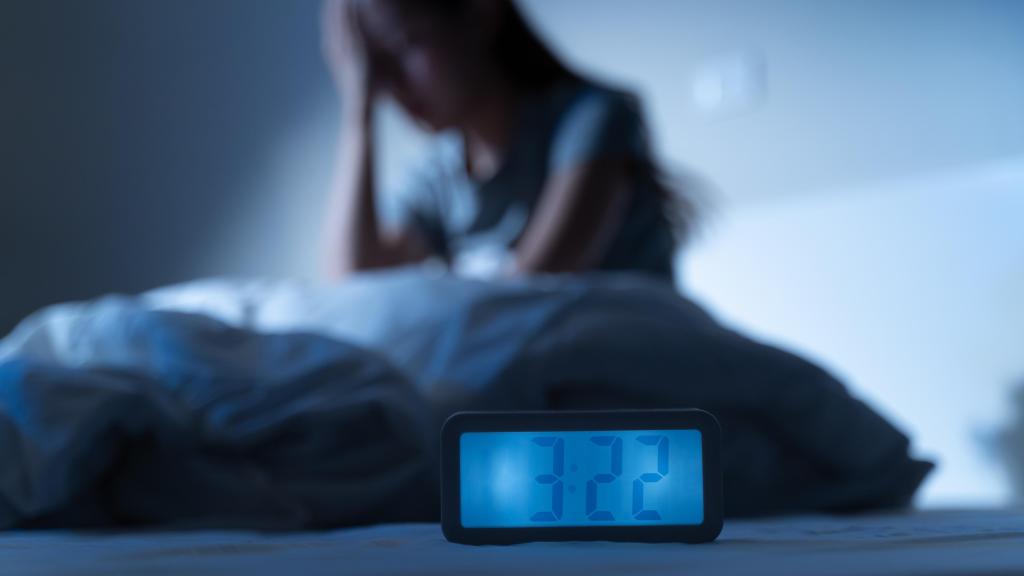 Una mujer sufriendo insomnio.