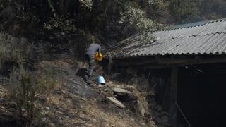 Ganadero propietario de algo más de cien vacas en Teixeira, intenta sofocar el fuego en uno de los refugios de los animales, a 10 de agosto de 2025, en Maceda, Ourense, Galicia (España)