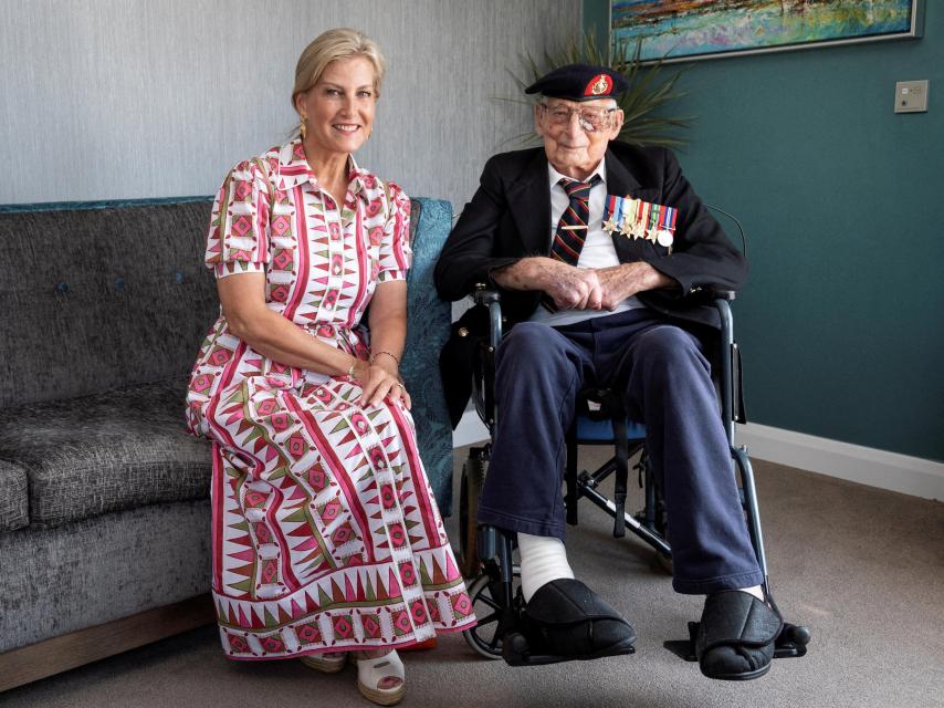 La duquesa de Edimburgo visita la residencia de ancianos Old Sarum Manor en Salisbury.