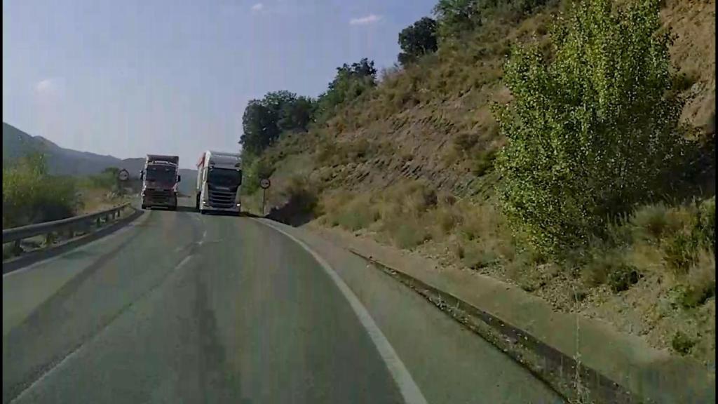 Instante del peligroso adelantamiento en El Grado (Huesca)