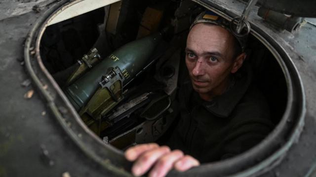 Militares ucranianos disparan un obús autopropulsado contra tropas rusas en una línea de frente cerca de la ciudad de Pokrovsk.