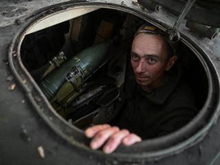 Militares ucranianos disparan un obús autopropulsado contra tropas rusas en una línea de frente cerca de la ciudad de Pokrovsk.