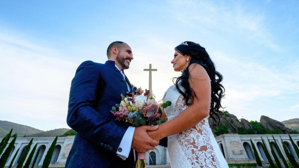 Adrián y Oana se casaron en 2023 en el Valle de los Caídos, hoy rebautizado como 'Cuelgamuros'.
