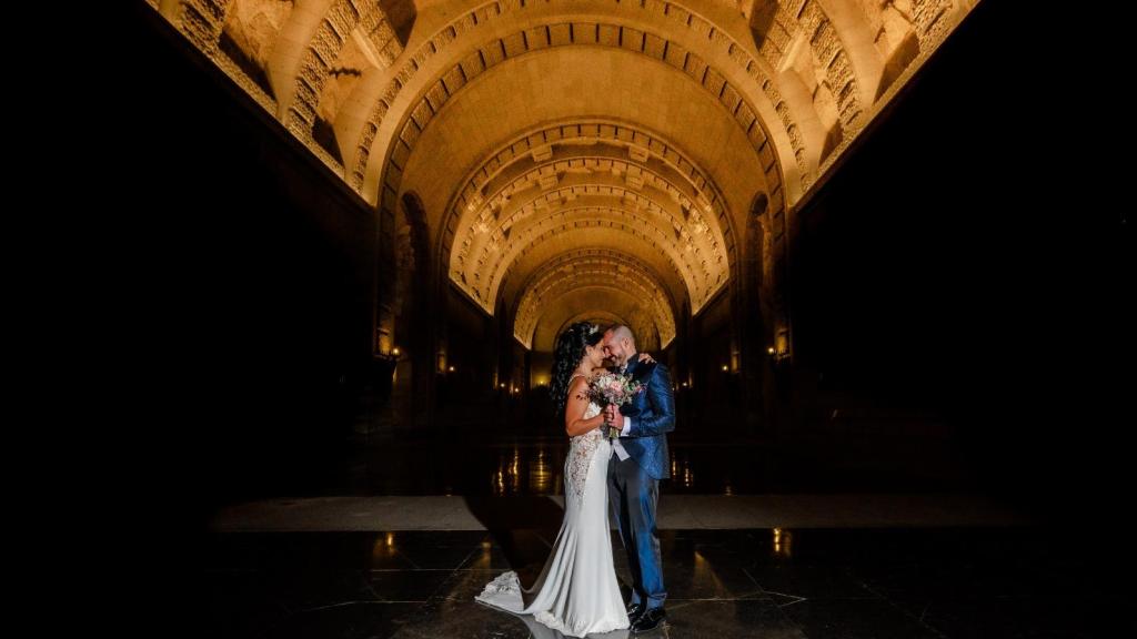 Imágenes de una boda en el interior de la Basílica de la Santa Cruz.