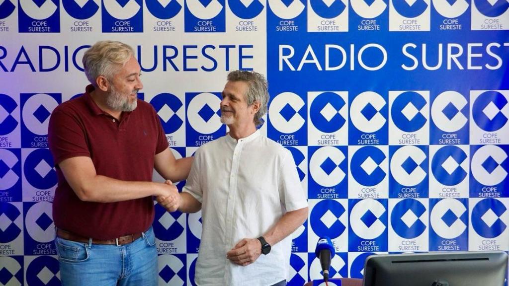 El alcalde de Santomera, Víctor Manuel Martínez (1i), felicitando por el galardón a Juan José Soto Aragón, director de Radio Sureste - Cadena COPE