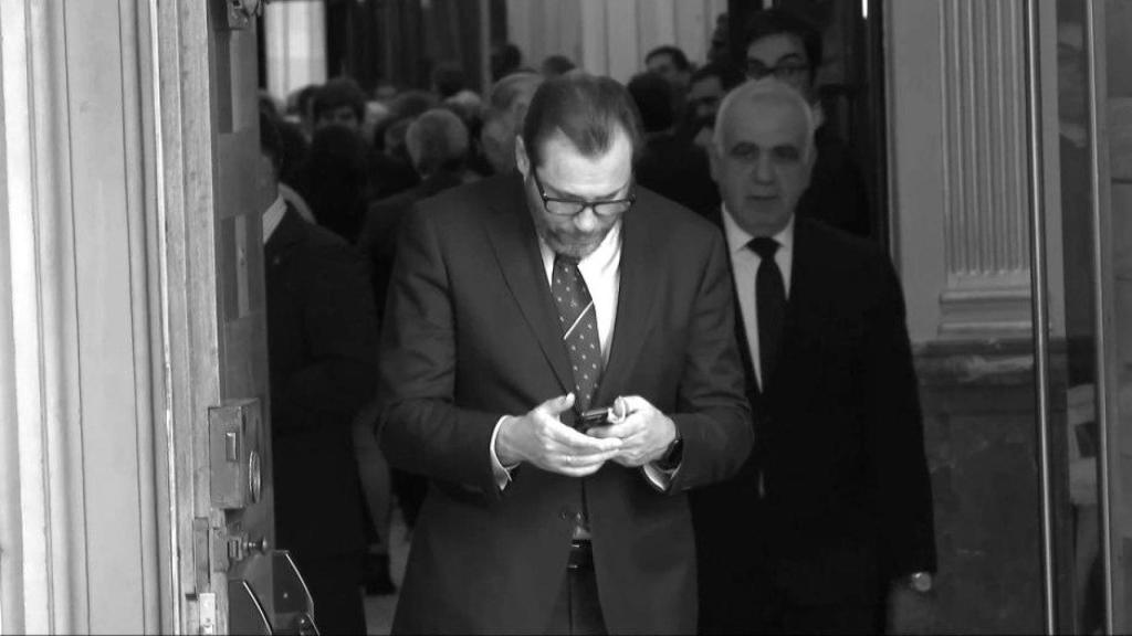 Óscar Puente lee en su teléfono móvil.