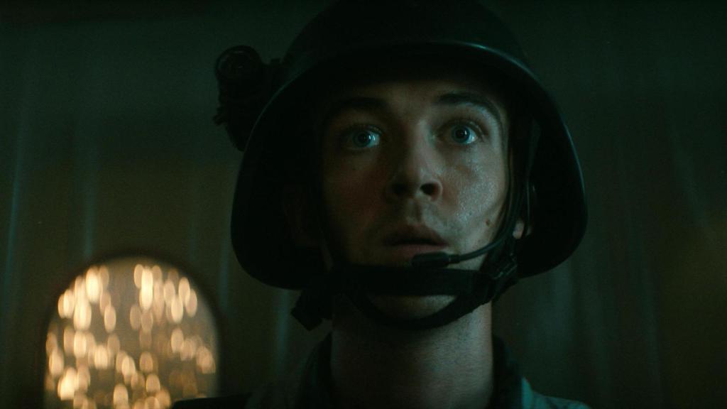 Alex Lawther en un fotograma de la serie 'Alien: Planeta Tierra'.