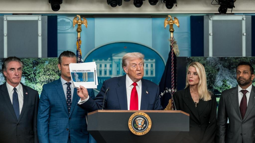 El presidente Donald Trump ofrece una conferencia de prensa sobre la delincuencia en el Distrito de Columbia, el lunes 11 de agosto de 2025, en la Sala de Prensa James S. Brady.