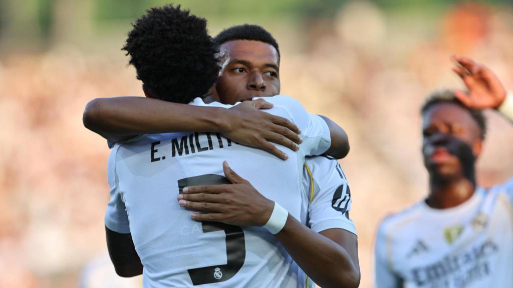 Mbappé y Militao celebran un gol del Real Madrid ante el Tirol.