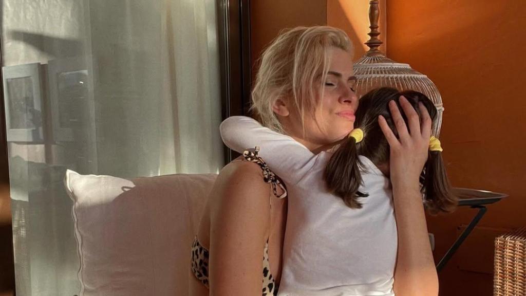 Adriana Abenia y su hija Luna.