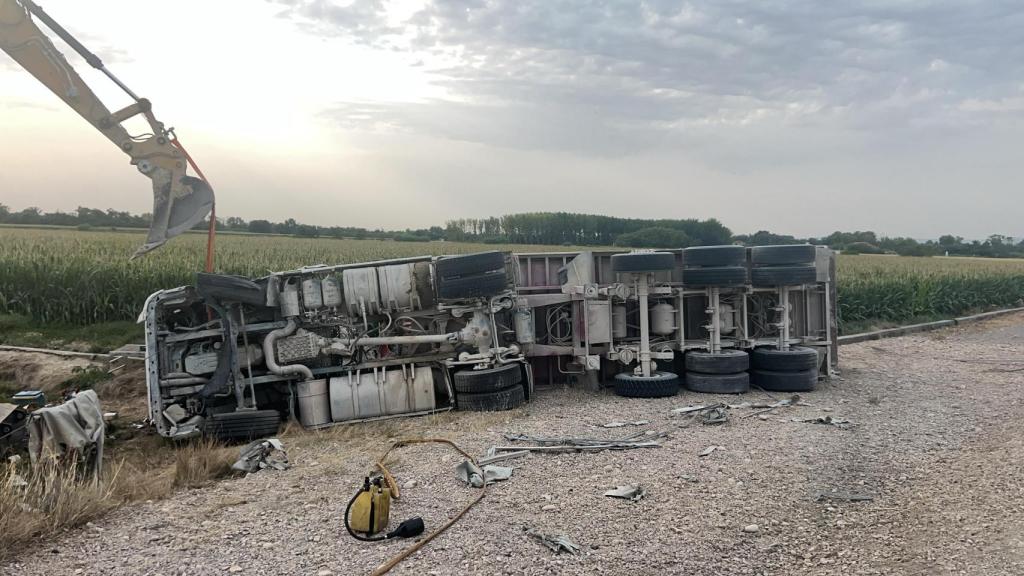 Vuelco de un camión en la A-127 a la altura de Gallur (Zaragoza)