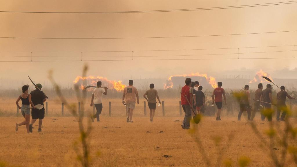 Imágenes de los vecinos de La Fuente de San Esteban acudiendo a parar las llamas