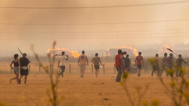 Imágenes de los vecinos de La Fuente de San Esteban acudiendo a parar las llamas