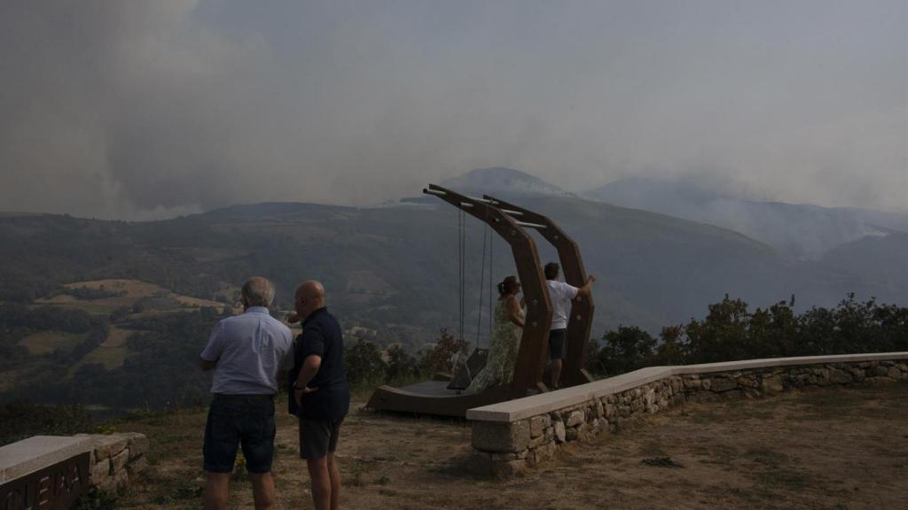 Mirador de Chandrexa de Queixa con columpio y vistas hacia el Macizo Central gallego, a 11 de agosto de 2025, en Chandrexa de Queixa, Ourense, Galicia (España)