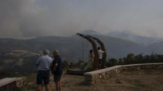 Mirador de Chandrexa de Queixa con columpio y vistas hacia el Macizo Central gallego, a 11 de agosto de 2025, en Chandrexa de Queixa, Ourense, Galicia (España)