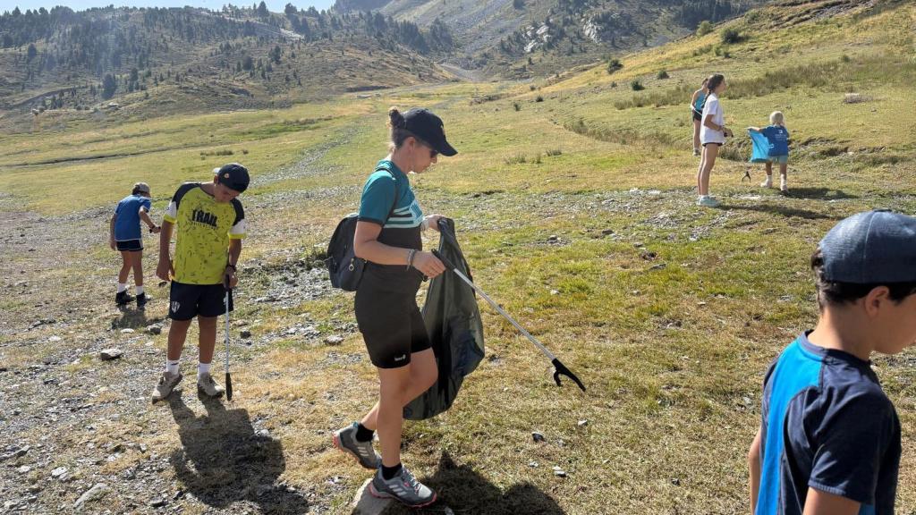 Jornada de recogida de basura en el Pirineo