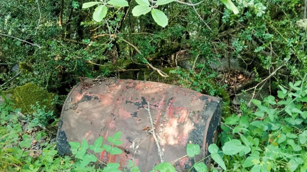 Bidón oxidado tirado en el Pirineo