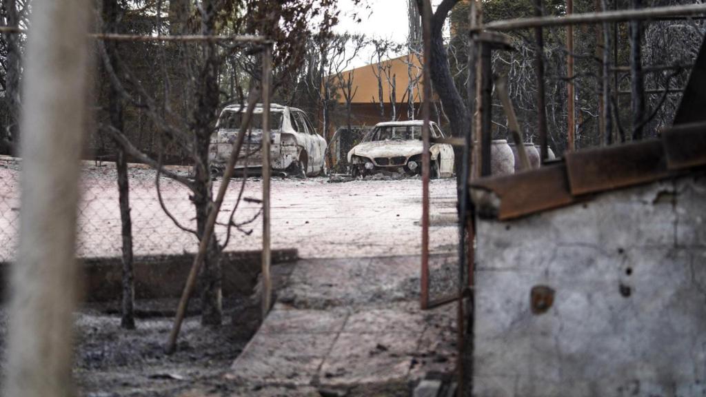 Coches calcinados en el incendio de Tres Cantos (Madrid).