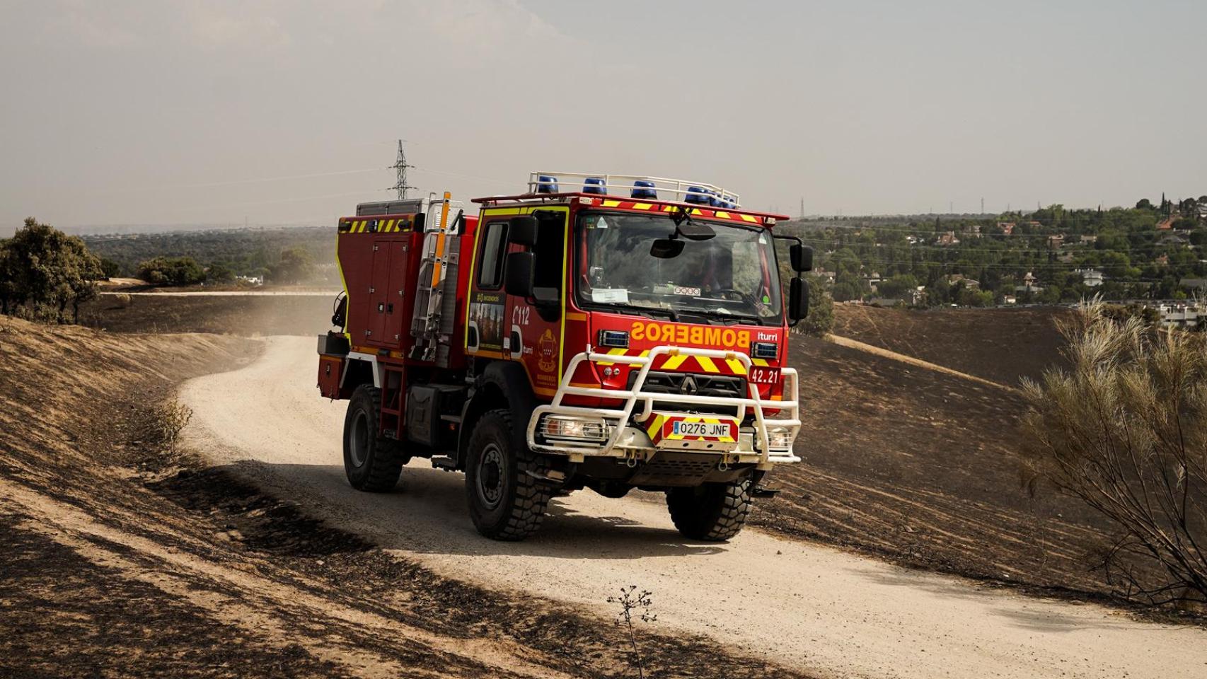 Camión de bomberos de la Comunidad de Madrid trabajando en las labores de extinción del incendio de Tres Cantos, este martes.