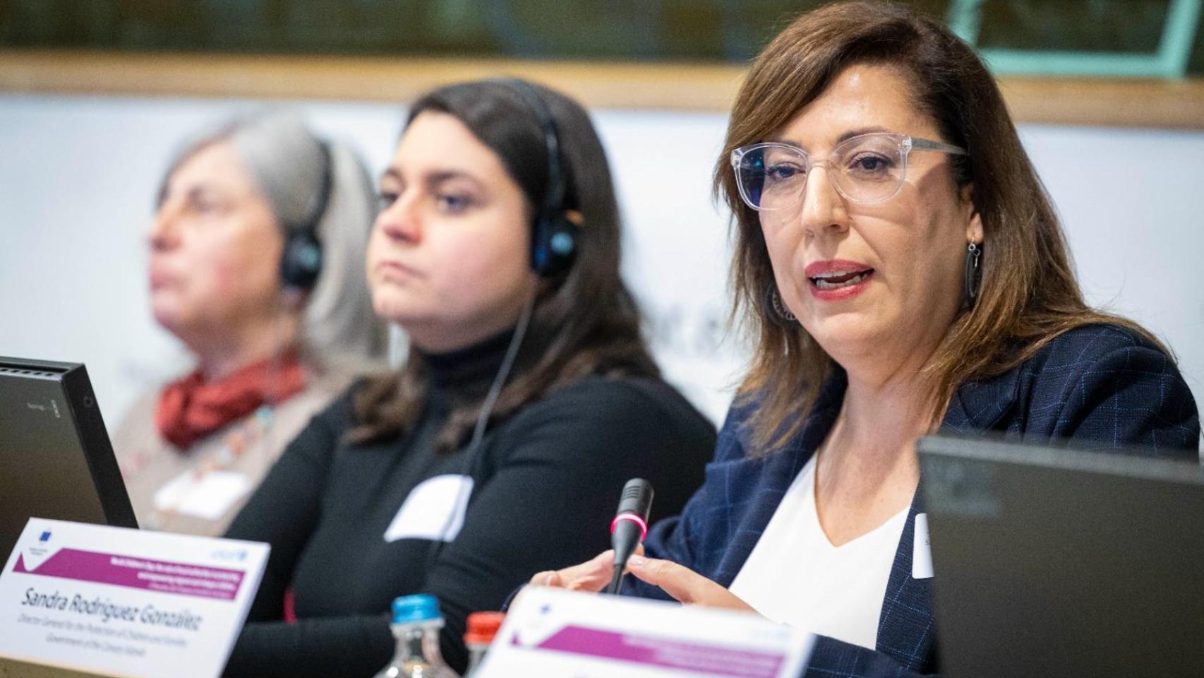 La directora general de Protección a la Infancia y las Familias del Gobierno de Canarias, Sandra Rodríguez, en primer término.