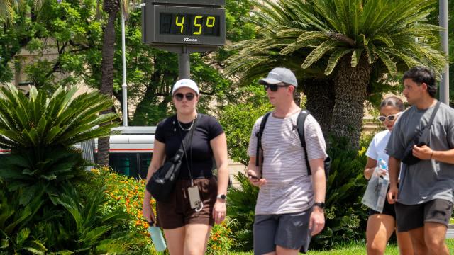 Un termómetro marca 45 grados en plena ola de calor en España.