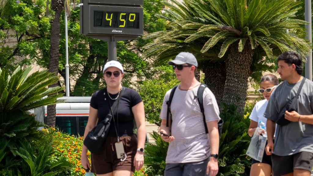 Un termómetro marca 45 grados en plena ola de calor en España.