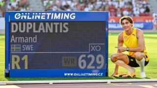 Duplantis, junto a la marca de su nuevo récord mundial.
