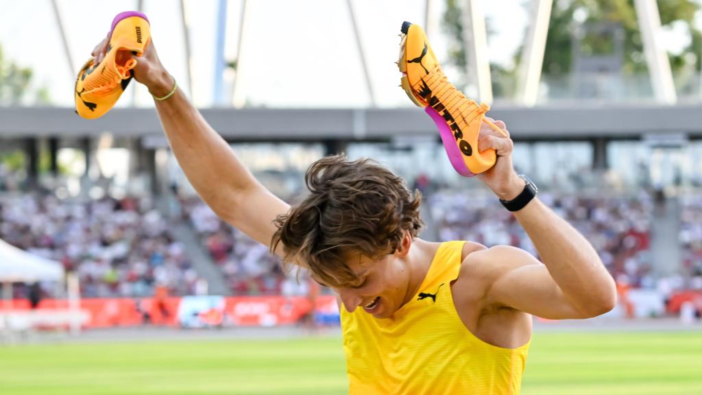 Duplantis celebra tras volver a batir su propio récord.