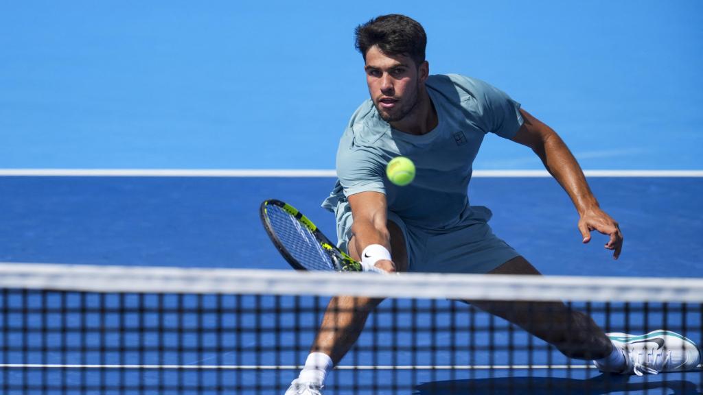Alcaraz devuelve una pelota en su duelo de este martes.
