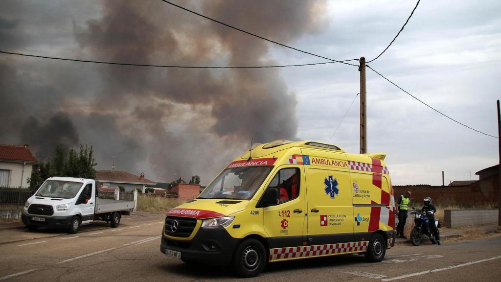 El incendio de Molezuelas de Carballeda (Zamora) ha traspasado hasta la zona sur de León. Imagen de una ambulancia en Herreros de Jamuz