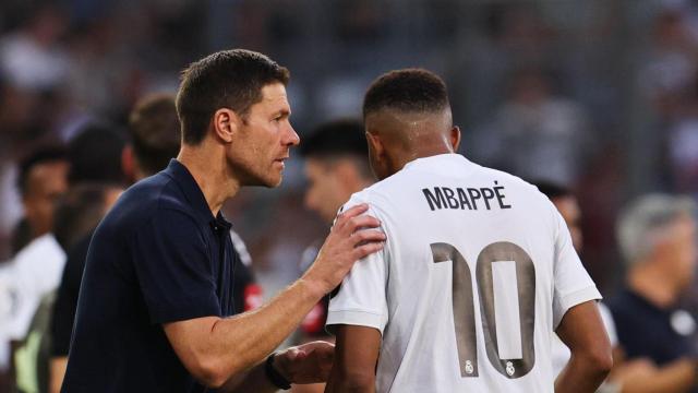 Xabi Alonso da instrucciones a Kylian Mbappé durante el amistoso de este martes.