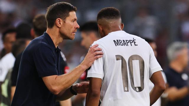 Xabi Alonso da instrucciones a Kylian Mbappé durante el amistoso de este martes.