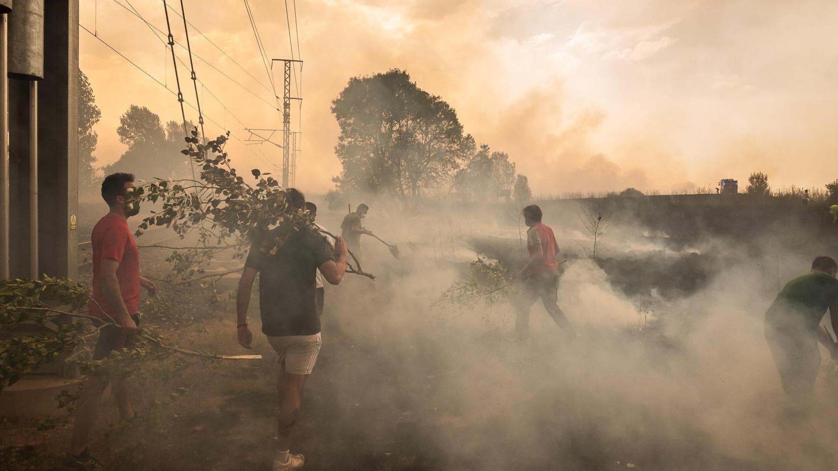 Los vecinos de La Fuente de San Esteban defendiendo su pueblo de las llamas