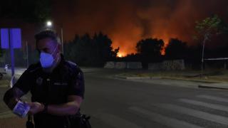 El fuerte viento en localidad madrileña de Tres Cantos la extinción del fuego al empujarlo con fuerza.