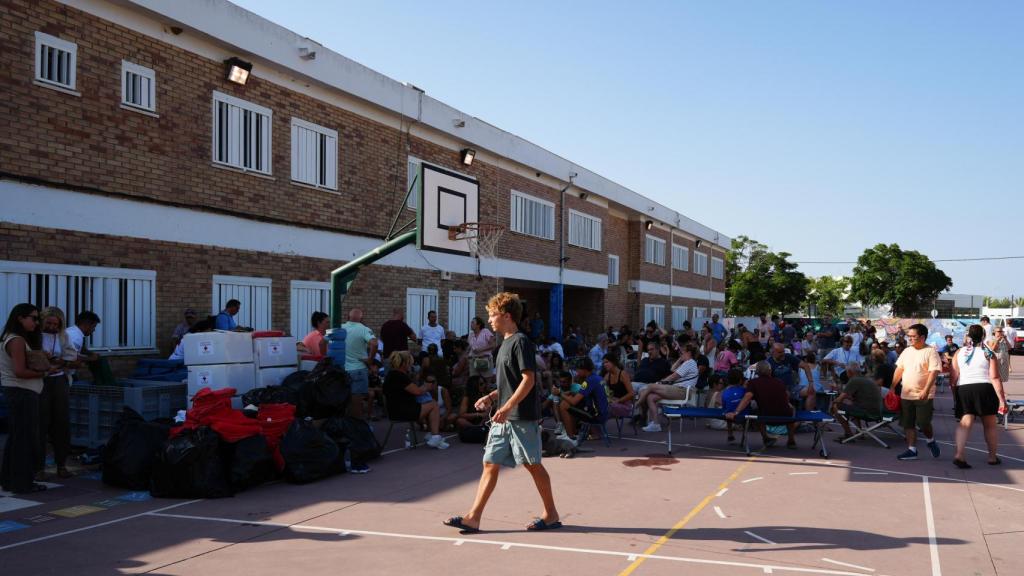Desalojados por el incendio en Tarifa, en el CEIP Miguel de Cervantes.