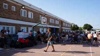 Desalojados por el incendio en Tarifa, en el CEIP Miguel de Cervantes.