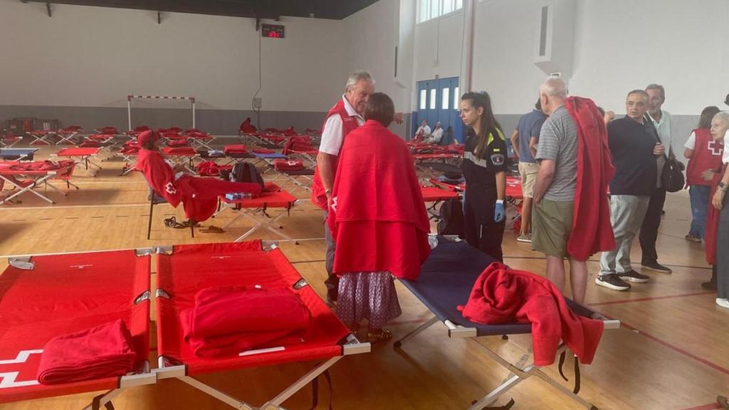 El albergue para los desalojados en el centro deportivo Espacio Enrique Mas de Tres Cantos.