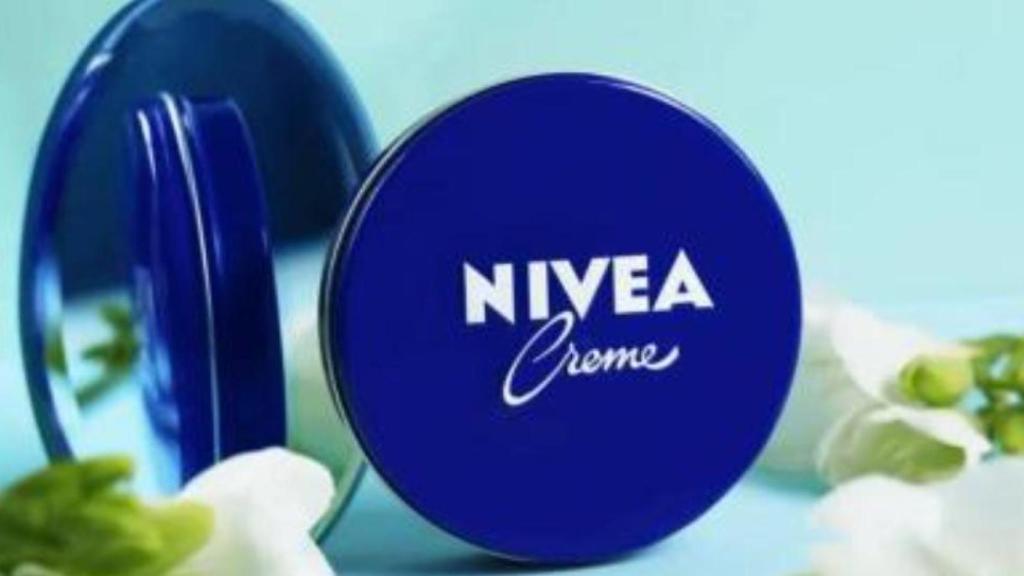 Crema Nivea para un contorno de ojos hidratado y sin arrugas.
